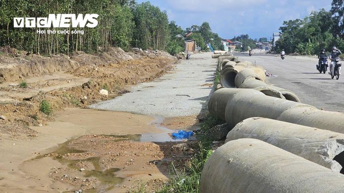 Trong khi đó, ghi nhận tại khu vực địa hình thuận lợi không bị ngập nước, nhà thầu thi công đang huy động công nhân, máy móc trở lại công trường sau mưa lớn để tiếp tục thi công các hạng mục. 