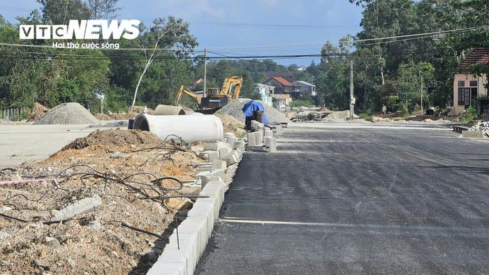 Tại gói thầu số 20, do địa hình thuận lợi hơn, đơn vị thi công đang nỗ lực thi công nhân những ngày thời tiết thuận lợi. Hiện tiến độ hoàn thành nền, móng đường trên chiều dài 1,8/3,4km (đạt khoảng 52,9%). Một số đoạn cũng đang bắt đầu được thảm nhựa với tổng chiều dài khoảng 200 mét. 