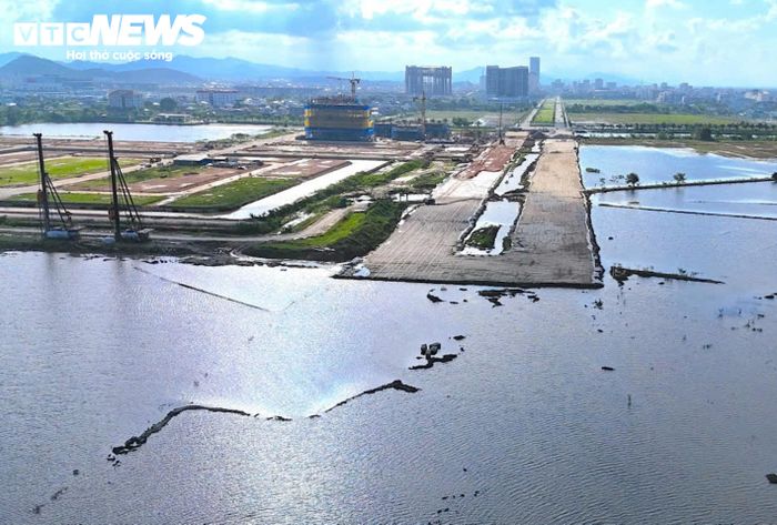 Các vị trí bóc đất hữu cơ, xử lý nền đất yếu đang ngập nước nên chưa thể thi công. Đường công vụ phục vụ xây dựng cầu có cao độ thấp, từ 0,4-1,3m, nhiều đoạn ngập cục bộ khiến phương tiện không thể tiếp cận. Do đó, gói thầu số 21 tạm thời chưa thể triển khai tại các vị trí này. Nhà thầu chỉ tập trung thi công ở những đoạn nền đường cao, từ đường Hoàng Hữu Thường đến đường Thuận Hóa