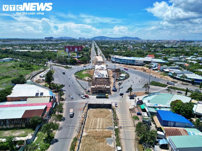Tại khu vực này, các trụ cầu và mặt cầu đang trong quá trình xây dựng; mặt bằng phục vụ thi công cầu đã hoàn thiện hơn 70%. Nút giao Phước Thắng có vai trò kết nối tuyến đường mới với mạng lưới giao thông hiện hữu, đưa phương tiện từ cao tốc về khu vực đô thị Vũng Tàu và hướng ra biển.