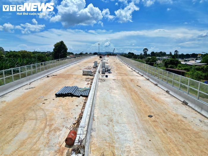 Tại đoạn đường giao với quốc lộ 56, kéo dài đến nút giao Hùng Vương - Nguyễn Văn Cừ - ĐT 25, thuộc phường Tam Long, công nhân đang hoàn thiện việc lắp đặt kính chống ồn dọc tuyến đường trên cao.