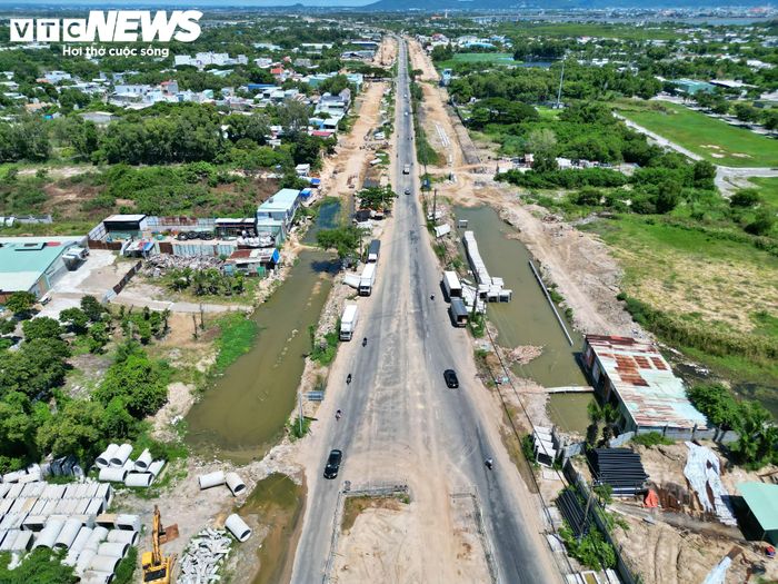Trong khi đó, đoạn cầu vượt hướng về nút giao cuối tuyến tại vòng xoay Phước Thắng, đường 2 Tháng 9, vẫn đang tập trung xử lý nền đường và san lấp mặt bằng.