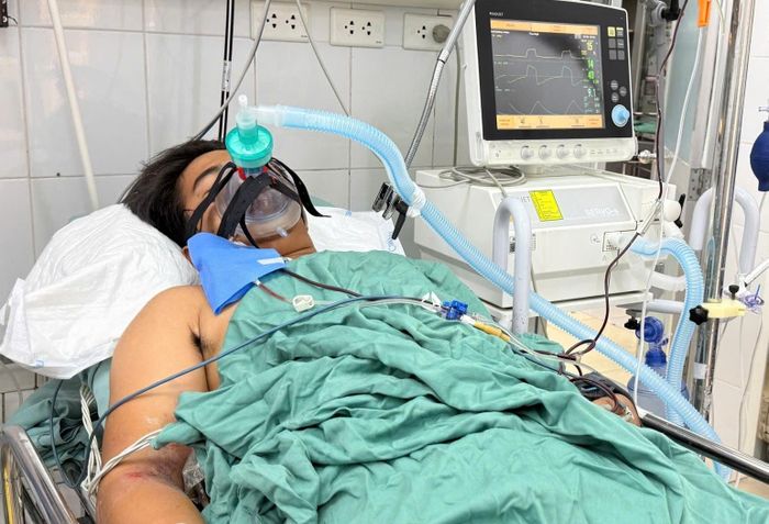 Vũ được chẩn đoán đa chấn thương, hiện điều trị tại khoa gây mê. (Ảnh: Huệ Loan)