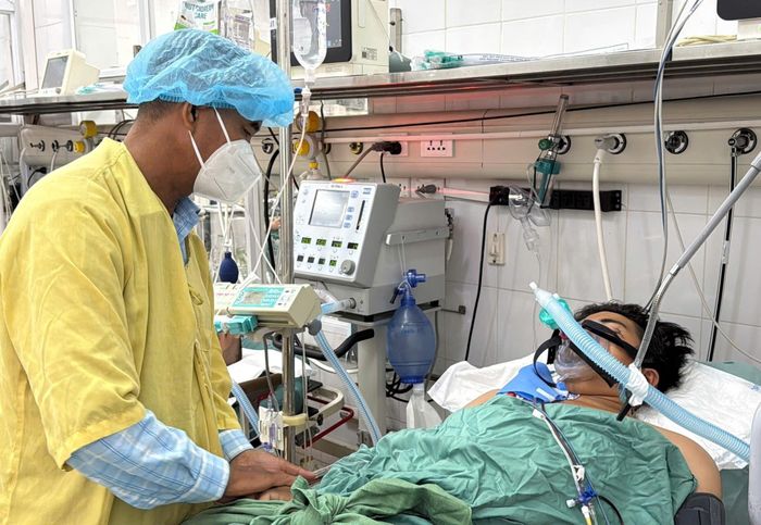 Sau kỳ chạy thận, ông Vang đến viện Việt Đức chăm sóc con. (Ảnh: Huệ Loan)
