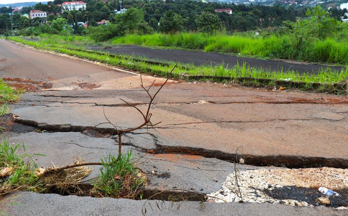 Mặt đường bị băm nát hoàn toàn.