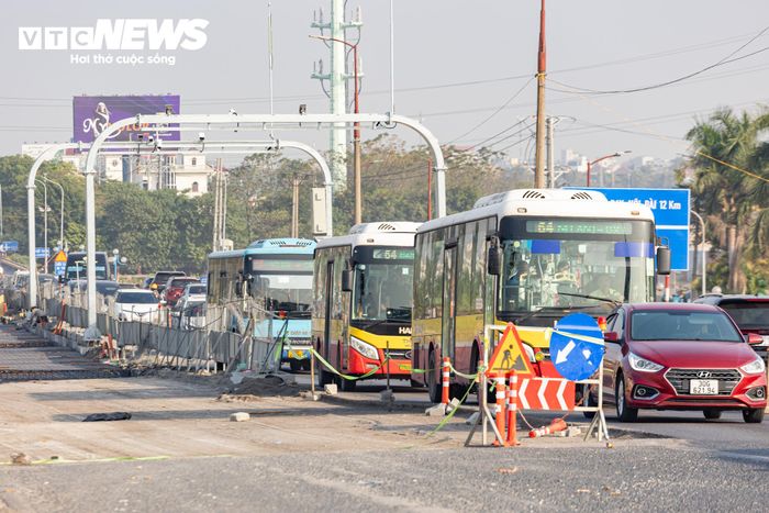 Không chỉ chiều vào trung tâm, hướng từ nội thành đi ra cũng chịu ảnh hưởng. Các phương tiện nối đuôi nhau qua đoạn đường bị thu hẹp, khiến tốc độ di chuyển giảm và tình trạng ùn ứ kéo dài.