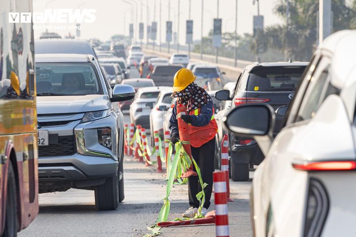 Sở Xây dựng Hà Nội trước đó thông báo điều chỉnh tổ chức giao thông qua cầu Thăng Long để phục vụ thi công trạm cân kiểm soát tải trọng xe phía Bắc cầu, giai đoạn 2.