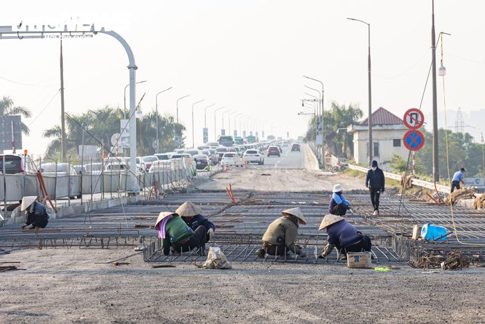 Máy móc, thiết bị được tập kết tại công trường thi công trạm cân kiểm soát tải trọng xe phía Bắc cầu Thăng Long, giai đoạn 2.