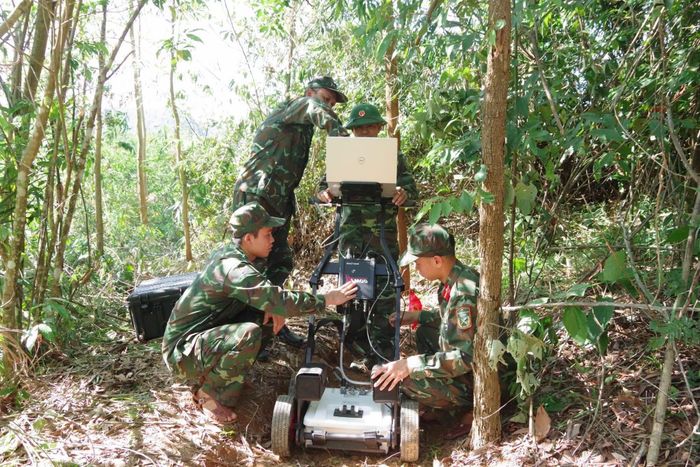 Lực lượng chức năng khảo sát sau khi tiếp nhận tin báo từ nhân chứng.