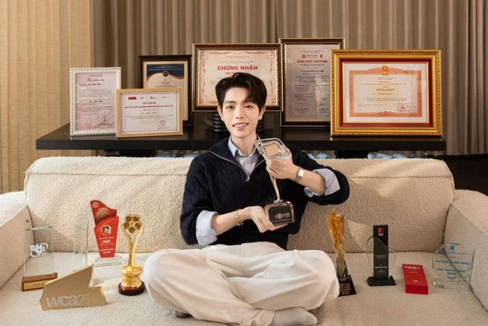 Đức Phúc từng tâm sự: “Tôi biết ơn ông trời về những điều may mắn, tốt đẹp đã đến với mình suốt thời gian qua. Tôi luôn trân quý những thời điểm khó khăn trong quá khứ để bây giờ nhìn lại, không phải ai cũng có những trải nghiệm giống mình. Cũng cảm ơn những thời điểm khó khăn ấy mới có Đức Phúc của hiện tại”.