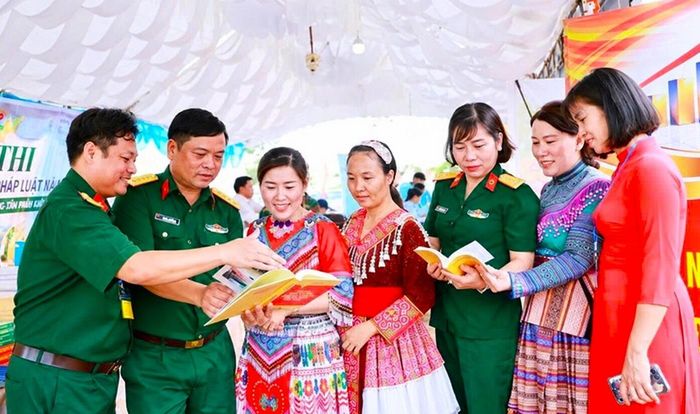 Cán bộ, chiến sĩ Binh đoàn 16 đưa pháp luật đến với người dân xã Quảng Tân.