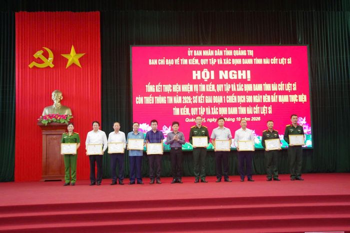 Lãnh đạo UBND tỉnh Quảng Trị trao bằng khen cho các tập thể, cá nhân có thành tích trong công tác tìm kiếm, quy tập và xác định danh tính hài cốt liệt sỹ năm 2026. (Ảnh: Hoàng Cuối)