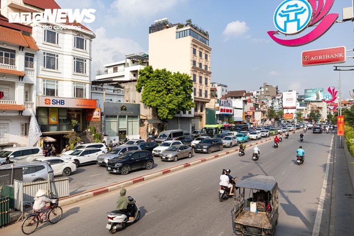 Theo ghi nhận của phóng viên VTC News sáng 22/10, tình trạng ùn tắc kéo dài khoảng 1km trên đường Âu Cơ, đoạn từ khu vực chợ hoa Quảng An đến nút giao Nghi Tàm.