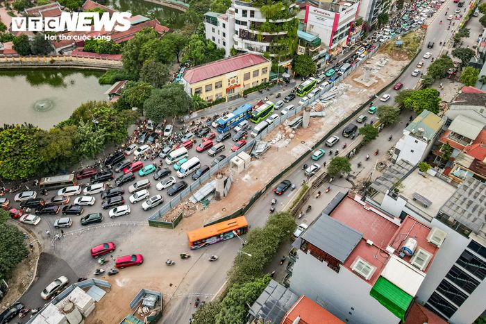 Từ ngày 21/10, Sở Xây dựng Hà Nội điều chỉnh tổ chức giao thông khu vực Nghi Tàm - Âu Cơ để phục vụ thi công giai đoạn 3 dự án cầu Tứ Liên và đường dẫn hai đầu cầu, đoạn từ nút giao Nghi Tàm đến nút giao đường Trường Sa. Phương án được áp dụng cho đến khi có thông báo mới.
