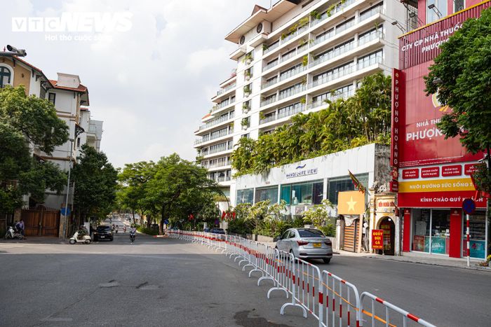 Theo đó, xe từ đường Thanh Niên và An Dương chủ yếu rẽ phải, sau đó quay đầu tại các điểm được bố trí để tiếp tục hành trình. Phương tiện từ Yên Phụ đi Thanh Niên được hướng dẫn theo tuyến Cửa Bắc - Thụy Khuê; xe từ phố Yên Phụ nhỏ có thể đi thẳng về trung tâm thành phố hoặc rẽ phải vào đường Thanh Niên.