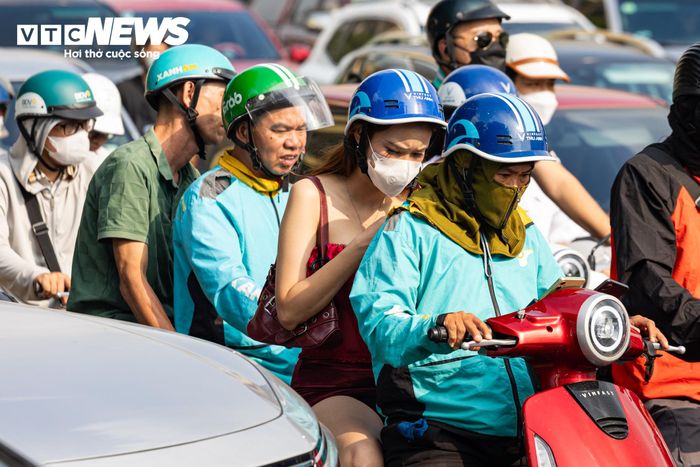 Một tài xế công nghệ cho biết do không thường xuyên đi qua tuyến đường này, sáng nay khi nhận khách tại khu vực, anh mất hơn 30 phút mới thoát khỏi điểm ùn tắc.