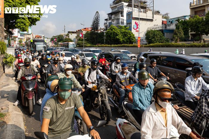 Về hướng đi, phương tiện từ cầu Nhật Tân vào trung tâm thành phố được hướng dẫn theo đường Âu Cơ, sau đó rẽ vào phố Yên Phụ nhỏ để ra nút giao Thanh Niên - Yên Phụ. Ở chiều ngược lại, phương tiện đến ngõ 276 Nghi Tàm có thể đi qua lối mở tạm trên đường Nghi Tàm hoặc theo tuyến sát đê và đường công trường để ra đường Âu Cơ, hướng về cầu Nhật Tân.