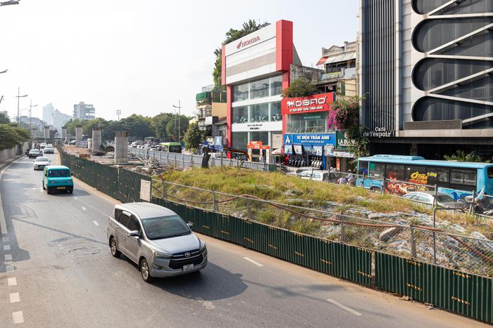 Sở Xây dựng Hà Nội yêu cầu các đơn vị liên quan bố trí đầy đủ biển báo và lực lượng hướng dẫn giao thông, đồng thời thường xuyên theo dõi tình hình thực tế để kịp thời điều chỉnh những bất cập, bảo đảm an toàn và hạn chế ùn tắc trong thời gian thi công.