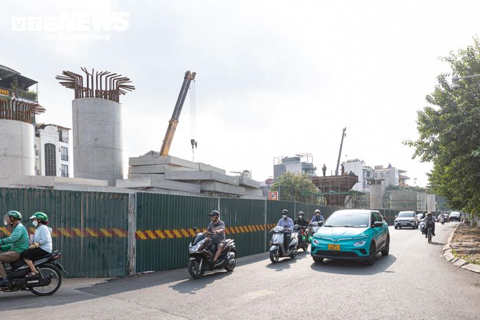 Theo phương án tổ chức giao thông, trên đường Nghi Tàm, hàng rào tôn cố định được dựng bổ sung dọc dải phân cách giữa, kéo dài khoảng 150m, từ khu vực cửa khẩu ngõ 276 Nghi Tàm đến vị trí đối diện số 187 Nghi Tàm. Phạm vi thi công rộng 21-22m, khiến mặt đường còn lại cho các phương tiện chỉ khoảng 6-7,5m.