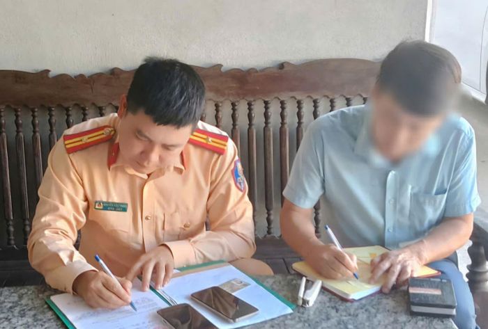 Lực lượng CSGT lập biên bản vi phạm với tài xế Đ.V.T. (Ảnh: Công an Thanh Hoá)