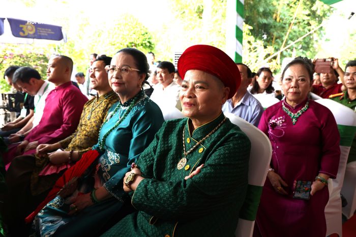 Đông đảo người dân đến dự lễ, dâng hương mong cầu sức khỏe bình an, hạnh phúc.