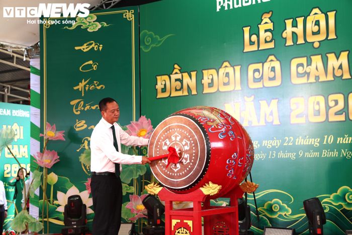  Ông Vũ Hùng Dũng, Bí thư Đảng ủy phường Cam Đường (Lào Cai), đánh trống khai mạc lễ hội.