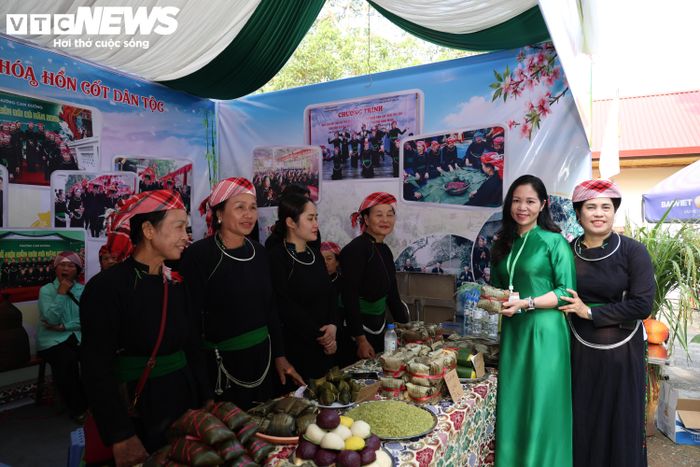 Nhiều món ăn đặc trưng của địa phương được giới thiệu đến du khách.