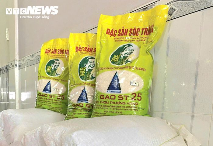 Gạo ST25 Ông Cua là đặc sản gạo nổi tiếng do kỹ sư Hồ Quang Cua nghiên cứu và sản xuất tại Sóc Trăng - nay là Cần Thơ. (Ảnh: Duy Khang)