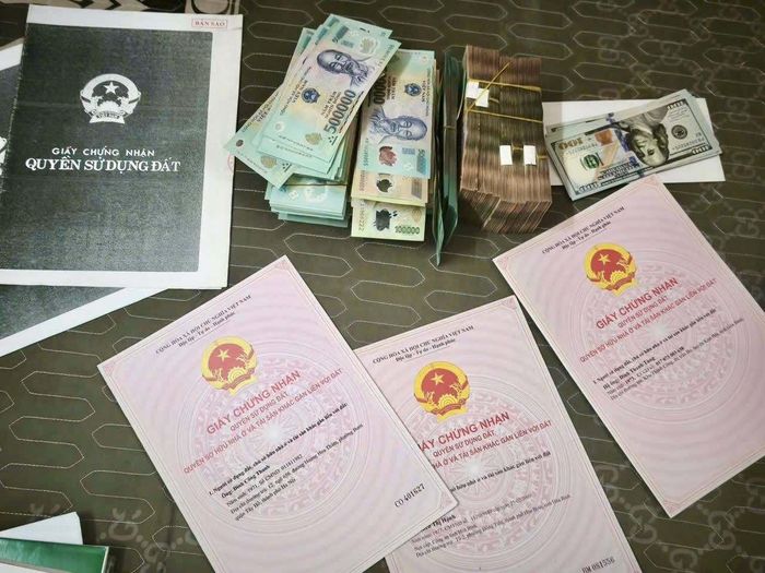 Cơ quan điều tra khám xét thu giữ Giấy chứng nhận quyền sử dụng đất và tiền mặt tại nhà của đối tượng Đinh Thanh Tùng