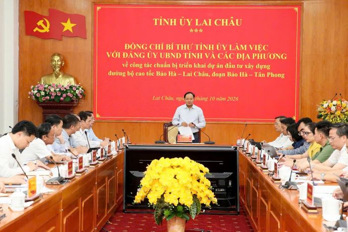 Toàn cảnh buổi làm việc về công tác chuẩn bị triển khai dự án cao tốc Bảo Hà - Lai Châu, chiều 22/10. (Ảnh: Đinh Đông)