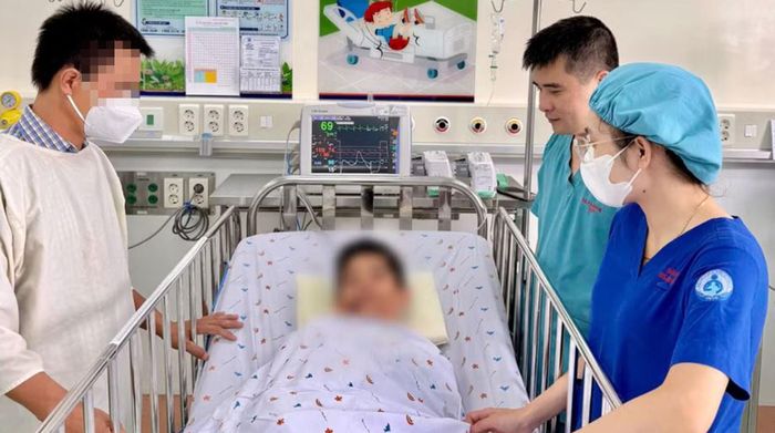 Bé trai qua cơn nguy kịch (Ảnh: Nhandan)