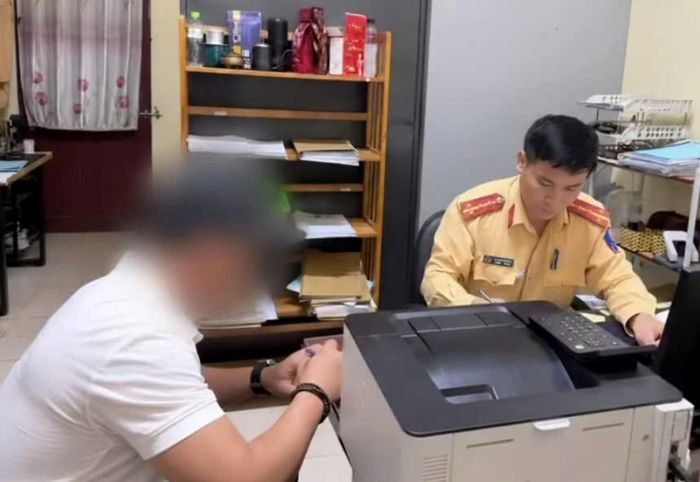 Lực lượng chức năng làm việc với tài xế Nguyễn X.P.