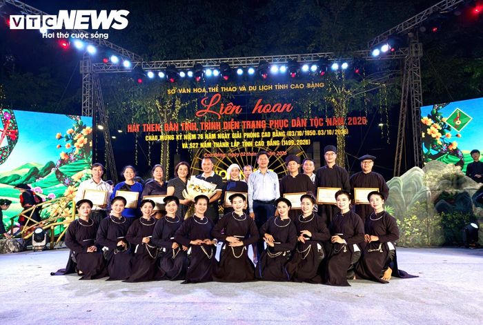 Ông Tô Vũ Ninh, Giám đốc Sở Văn hóa, Thể thao và Du lịch tỉnh Cao Bằng chụp ảnh lưu niệm cùng CLB hát Then.