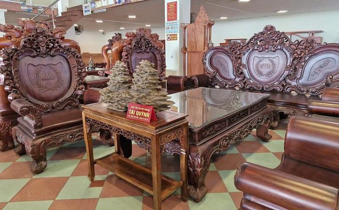 Tại làng nghề mộc cao cấp Vạn Điểm (xã Phú Xuyên) có những sản phẩm đồ gỗ trị giá hàng trăm triệu đồng. Ảnh: PV
