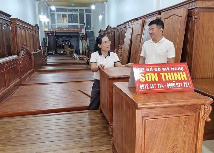 Anh Trần Quang Sơn ở thôn Vạn Điểm (xã Phú Xuyên) chuẩn bị các mặt hàng đồ gỗ cao cấp để trưng bày, giới thiệu tại Lễ hội vinh danh làng nghề và Tuần lễ quảng bá nông sản- đặc sản vùng miền Hà Nội năm 2026. Ảnh: PV