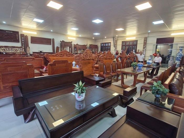 Làng nghề mộc cao cấp Vạn Điểm ở xã Phú Xuyên hiện có khoảng 400 hộ chuyên sản xuất, kinh doanh các mặt hàng đồ gỗ thủ công mỹ nghệ, góp phần quan trọng thúc đẩy phát triển kinh tế bền vững. Ảnh: PV
