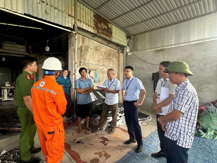 Trưởng phòng Hạ tầng - Nông nghiệp và Môi trường xã Thường Tín Lê Anh Tuấn yêu cầu các trường hợp vi phạm chấp hành tự khắc phục hậu quả, tránh để phải tổ chức cưỡng chế công trình vi phạm. Ảnh: PV