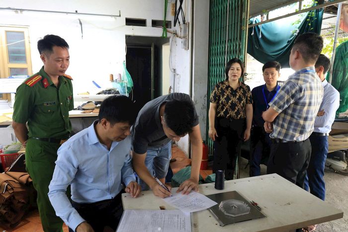 Nhiều gia đình, cá nhân đã chấp hành ký vào biên bản và cam kết sẽ tự tháo dỡ công trình vi phạm. Ảnh: PV