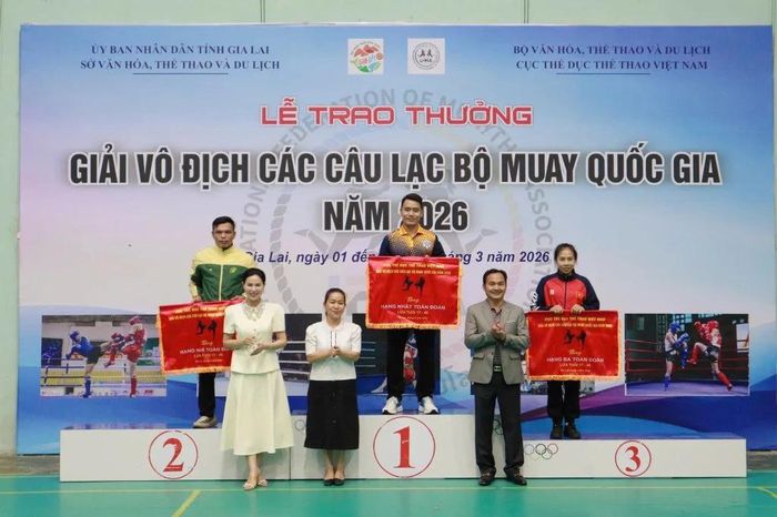 Đại diện đoàn Hà Nội nhận cờ vô địch toàn đoàn lứa tuổi 17-40 tại Giải vô địch các câu lạc bộ muay quốc gia năm 2026. Ảnh: Ban tổ chức.