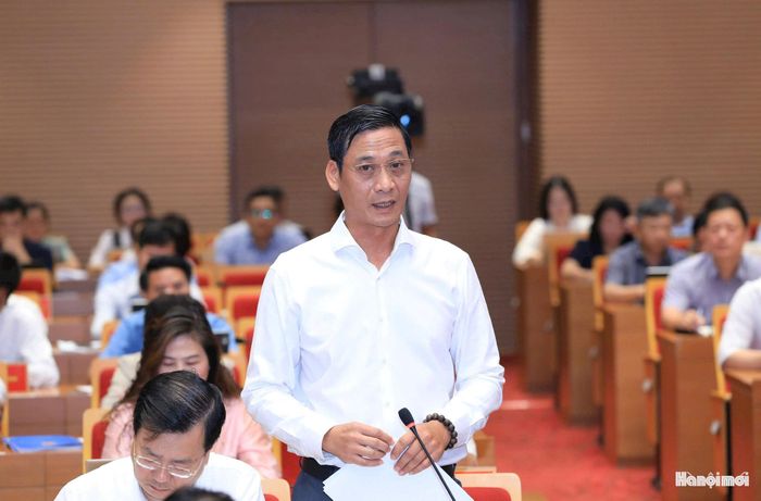 Giám đốc Sở Nông nghiệp và Môi trường Hà Nội Lê Thanh Nam trả lời đại biểu. Ảnh: Quang Thái