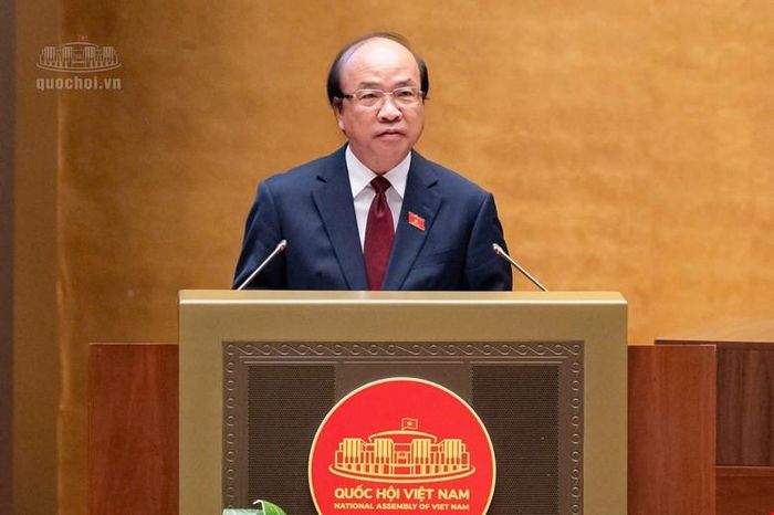 Chủ nhiệm Ủy ban Pháp luật và Tư pháp của Quốc hội Phan Chí Hiếu trình bày báo cáo thẩm tra. Ảnh: Quochoi.vn