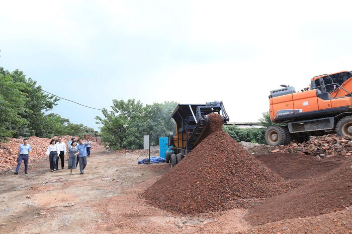 Đoàn khảo sát của Ban Khoa học, Công nghệ và Môi trường khảo sát việc xử lý chất thải rắn xây dựng tại địa bàn xã Thư Lâm. Ảnh: Lê Hải