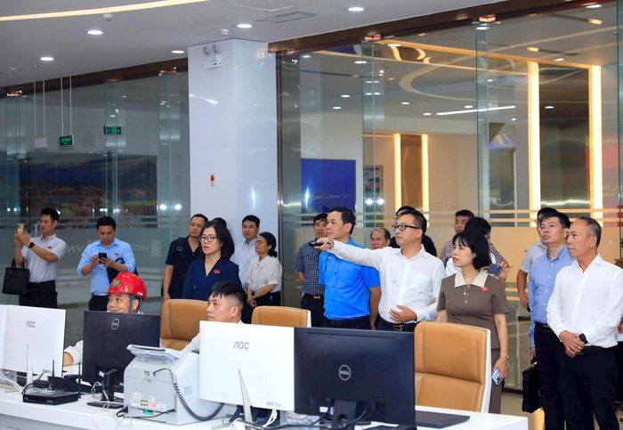 Đoàn khảo sát tại khu điều hành của Công ty cổ phần Năng lượng môi trường Thiên Ý Hà Nội. Ảnh: Lê Hải