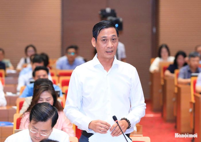 Giám đốc Sở Nông nghiệp và Môi trường thành phố Hà Nội Lê Thanh Nam trả lời câu hỏi tại phiên chất vấn.