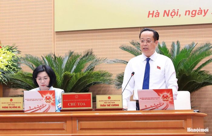Phó Chủ tịch Thường trực HĐND thành phố Hà Nội Trần Thế Cương điều hành phiên chất vấn.