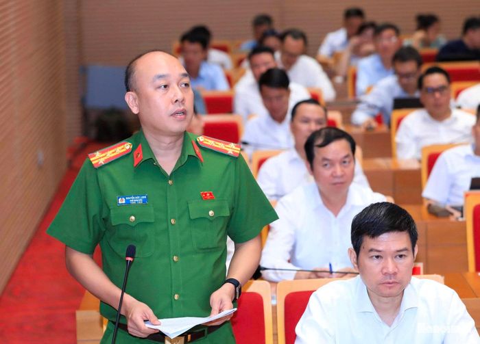 Phó Giám đốc Công an thành phố Hà Nội Nguyễn Đức Long trả lời câu hỏi tại phiên chất vấn.