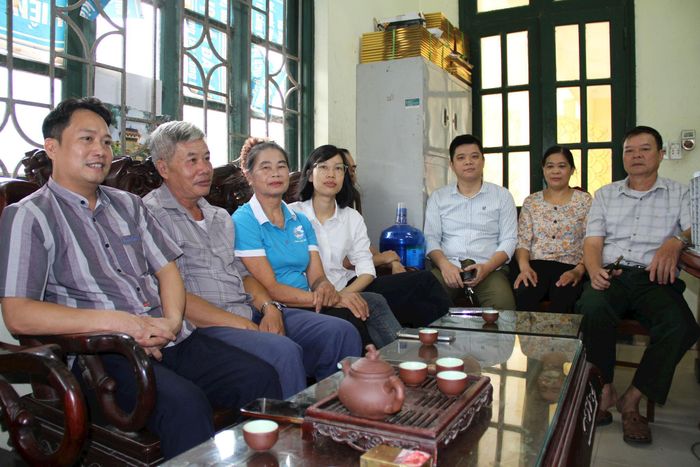 Các thành viên tổ hòa giải thôn Thượng Tiết (xã Mỹ Đức, TP Hà Nội) rao đổi, chia sẻ kinh nghiệm trong hoạt động nghiệp vụ. Ảnh: Biên Phạm