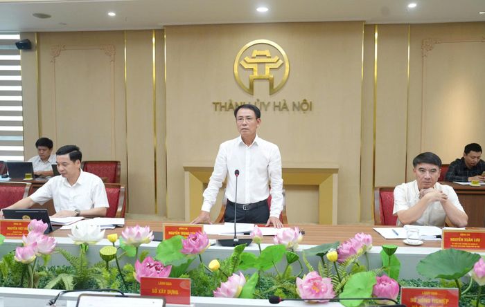 Phó Bí thư Thường trực Thành ủy Hà Nội Nguyễn Trọng Đông phát biểu kết luận buổi làm việc, chỉ đạo các cơ quan, đơn vị liên quan tiếp tục đề xuất phương án xử lý cụ thể, hiệu quả thực chất các dự án chậm triển khai. Ảnh: Phạm Hùng