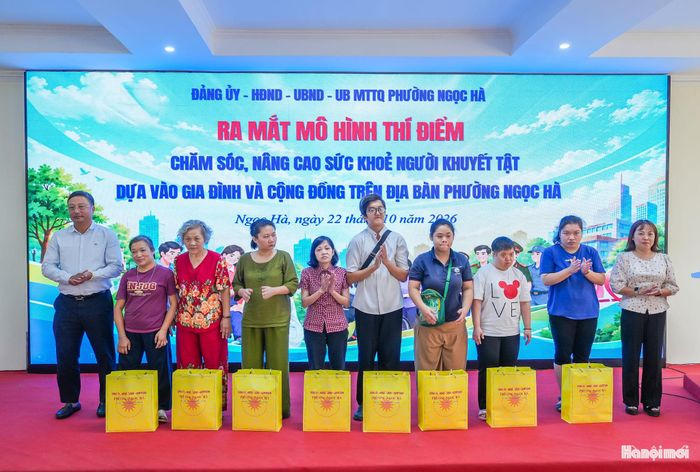 Lãnh đạo phường Ngọc Hà trao tặng quà cho người khuyết tật. Ảnh: Duy Khánh
