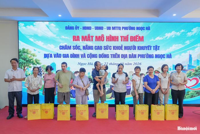 Lãnh đạo phường Ngọc Hà trao tặng quà cho người khuyết tật. Ảnh: Duy Khánh